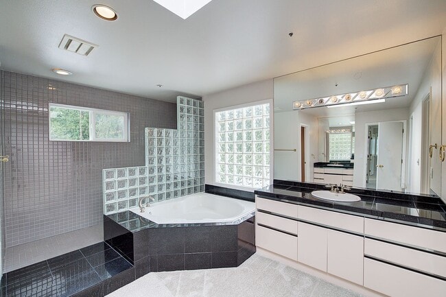 Building Photo - 4bd/3.5ba Mercer Island Home