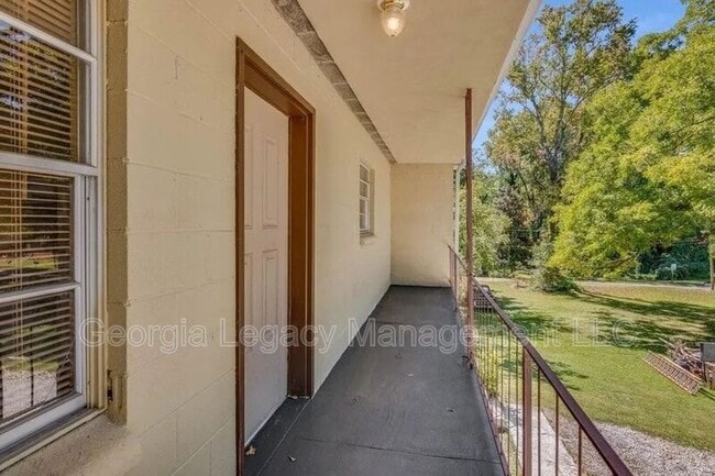 Building Photo - 65 Hughes St