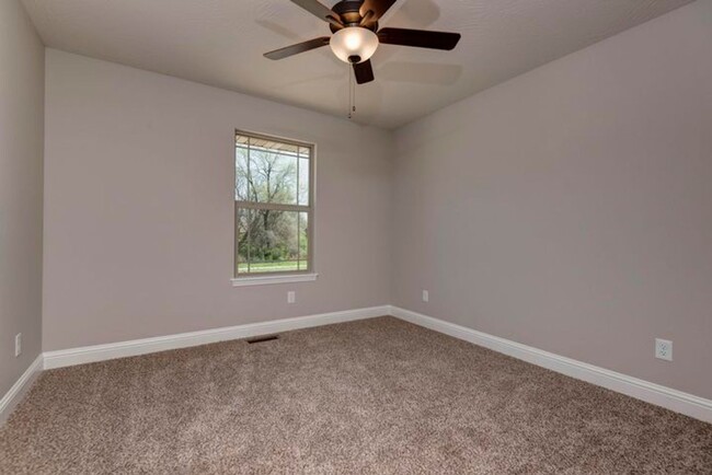 Building Photo - 4 Bed | 2 Bath | 3 Car Garage | Nixa High ...