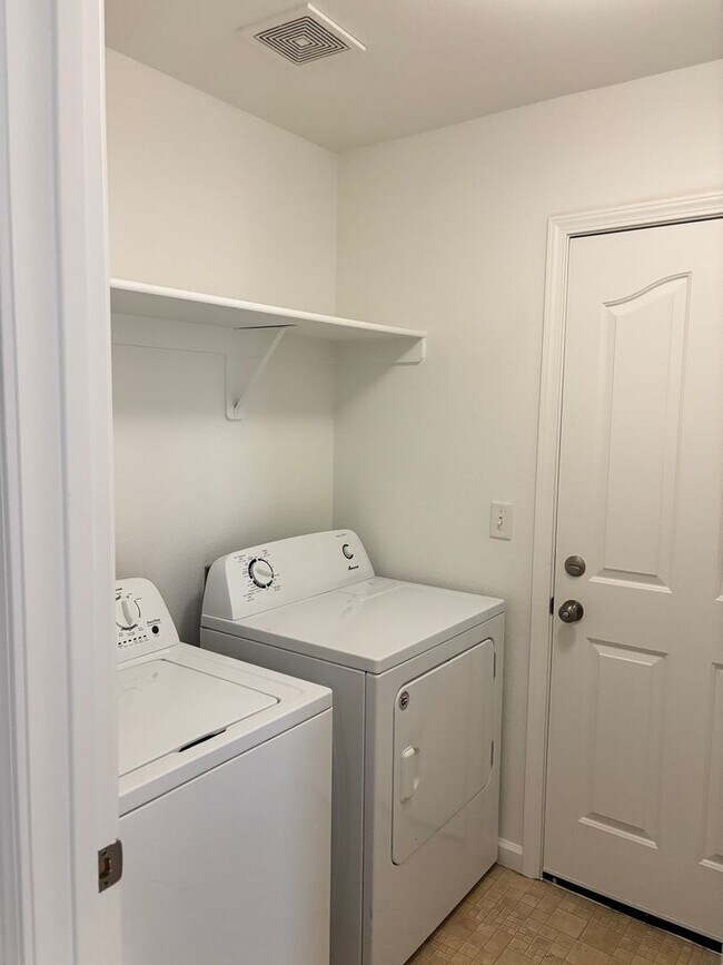 Building Photo - BEAUTIFUL, SPACIOUS,  4 BEDROOM, 2 BATHROO...