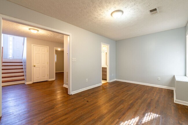 Building Photo - Spacious 4 Bedroom, 3 Bathroom Home in Cov...