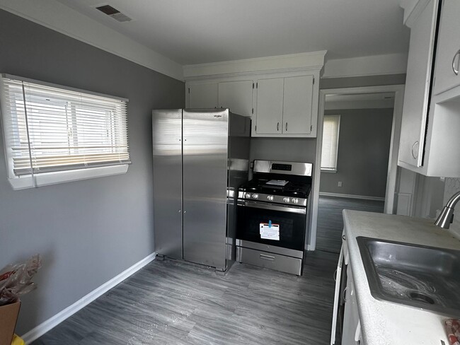 Building Photo - 2 Bedroom Home In Warren