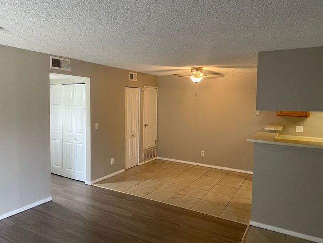 Building Photo - 3 Bedroom 2 Bathroom in Robinwood Condomin...