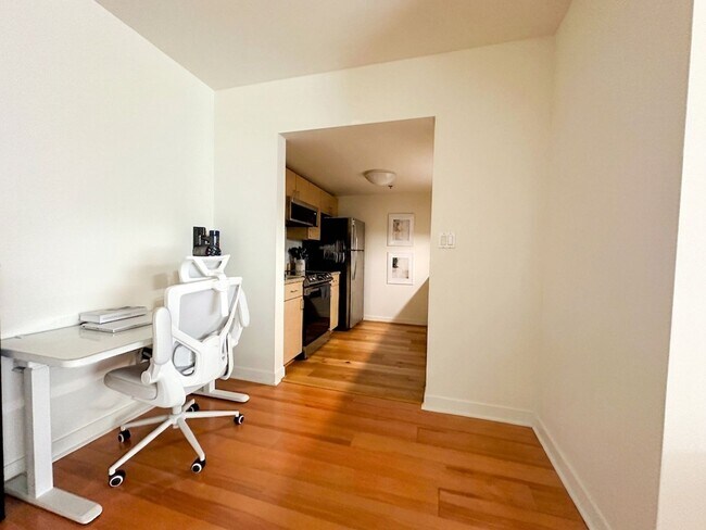 Building Photo - 425 W Beech St