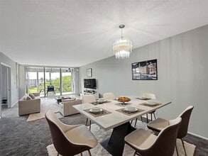 Building Photo - 535 Oaks Dr