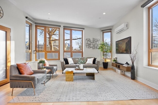 Building Photo - 240 Salem St