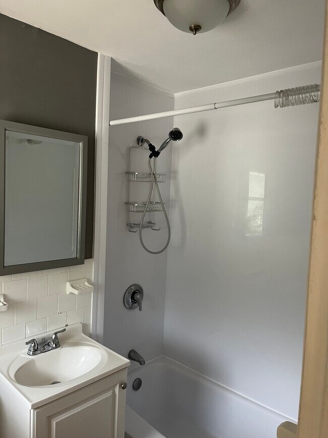 Building Photo - D2 Unit 2 Colonial Drive