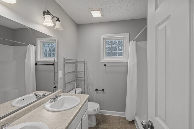 Building Photo - 202 Fairmount Way