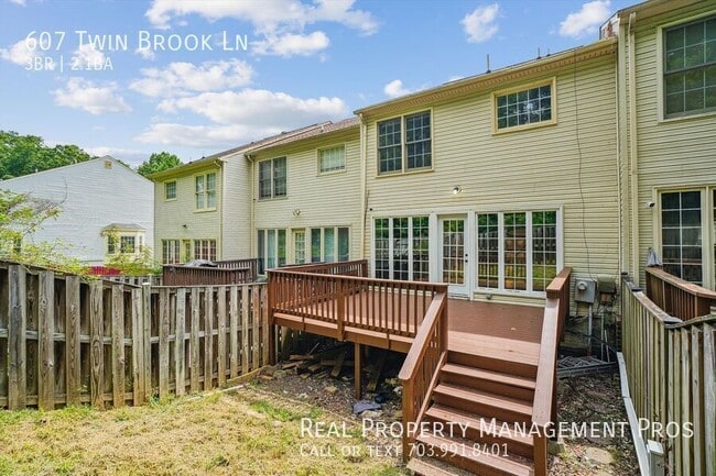 Building Photo - 607 Twin Brook Ln
