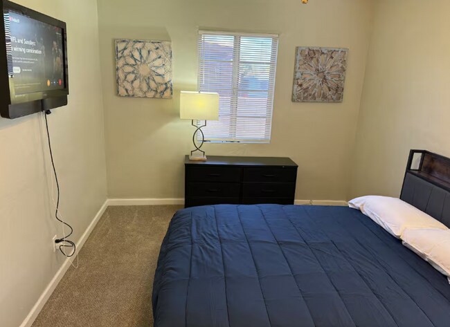 Building Photo - Spacious 2 Bed / 2 Bath Main-Floor Home in Phoenix, AZ