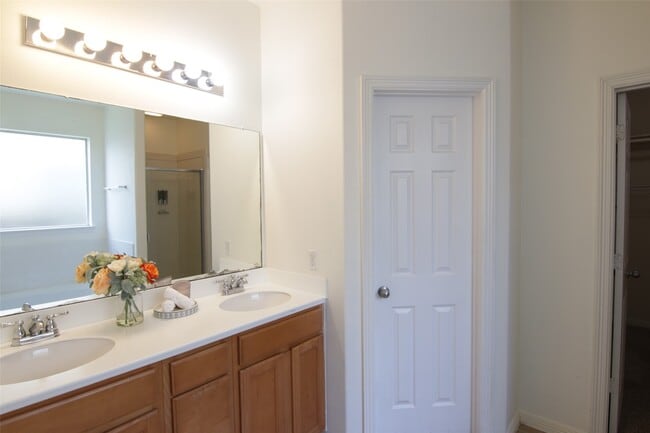 Building Photo - 2027 Creek Run Dr