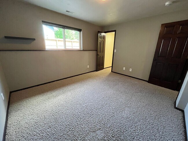 Building Photo - Stunning 4 Bed/2 Bath with 3 Car Garage and Fenced in Yard!