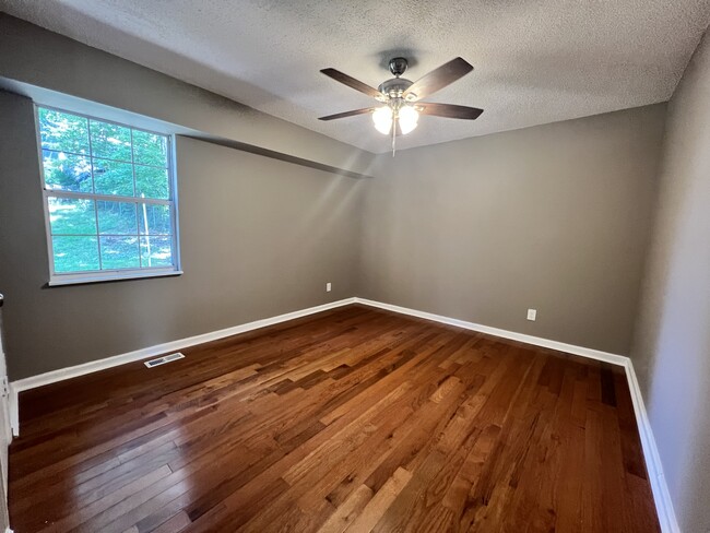 Building Photo - 2025 Canby Hills Rd