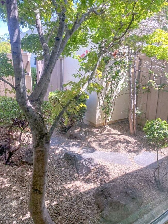 Building Photo - Welcome to this charming 3 bedroom, 2 bath...