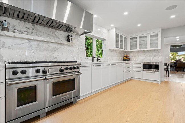 Building Photo - 617-625 E Dilido Dr