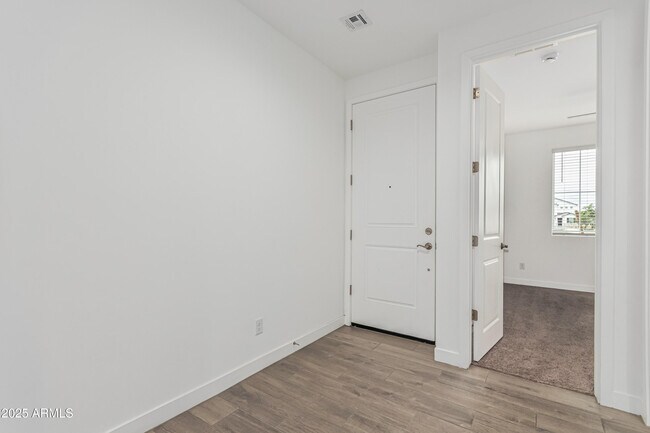 Building Photo - 305 E Leland Rd