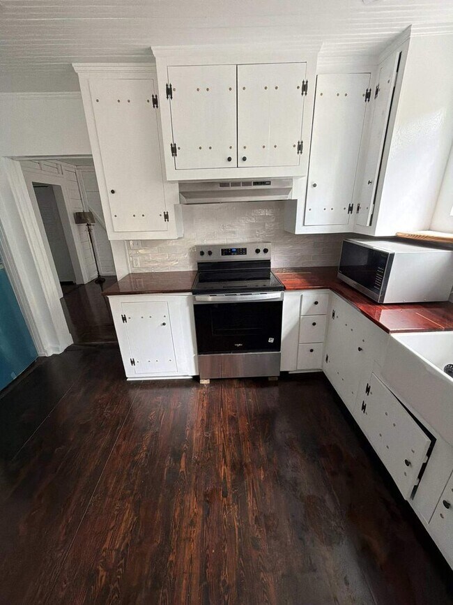 Building Photo - Stunning Renovated 3bedroom 2.5 bathroom Cottage