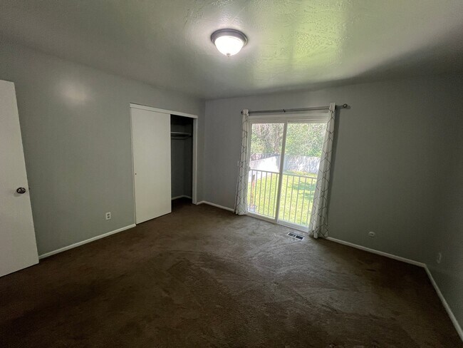 Building Photo - 7443 S Creek Rd