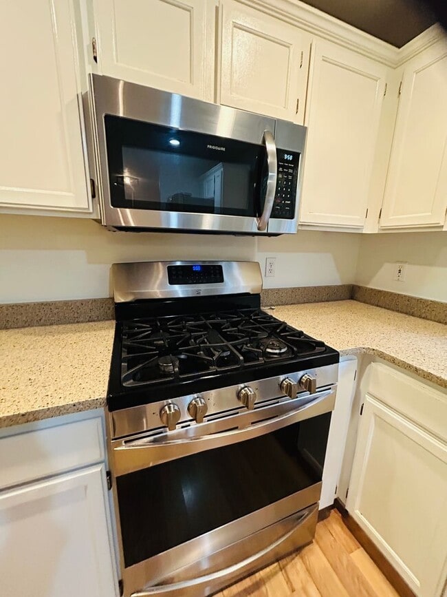 Building Photo - Adorable SW Portland Home Now Available