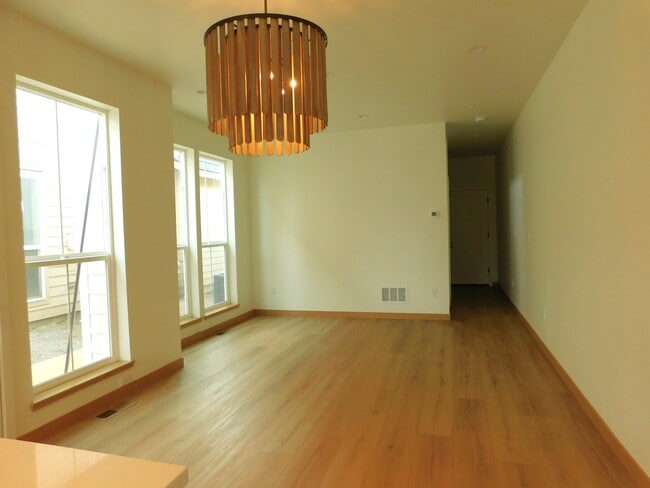 Building Photo - 605 Holstein Wy