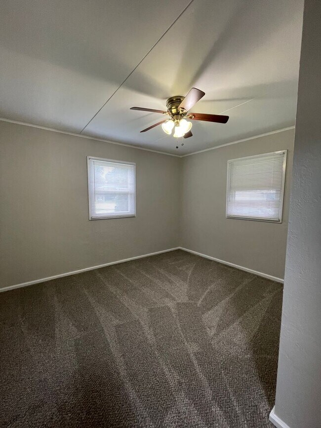 Building Photo - 2142 Ulen Ln