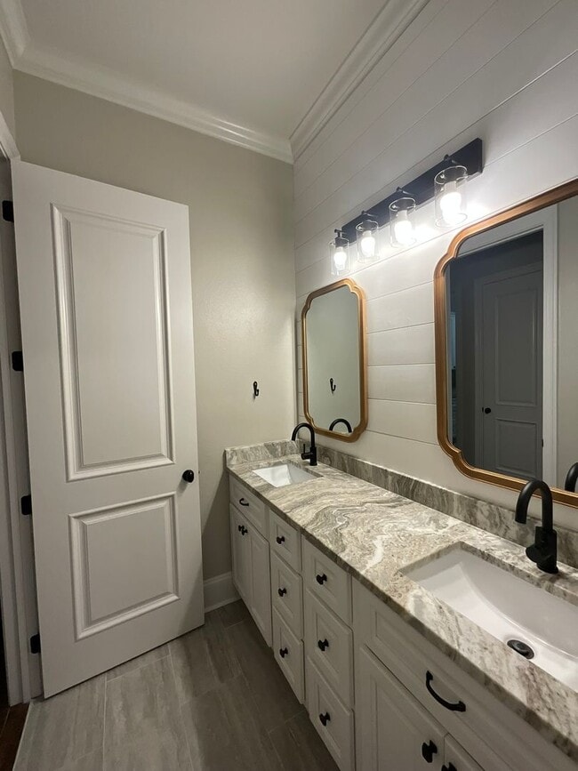 Building Photo - Live in Greystone Golf & Country Club!
