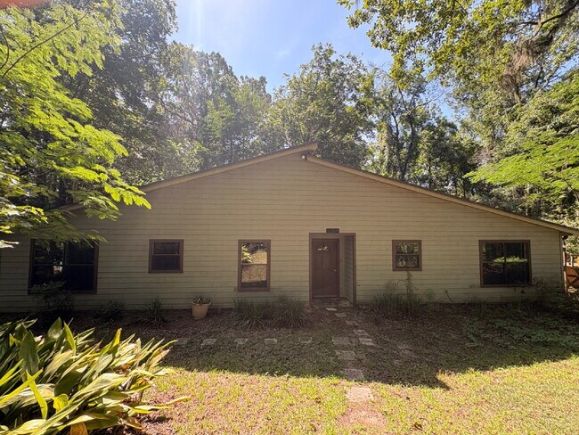 Building Photo - Charming 3-Bed, 2-Bath Home with 1623 sq. ft. of Comfort in the North Side of Tallahassee!
