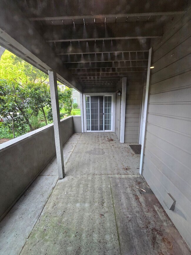 Building Photo - Remodeled Lower Level Condo in Oakland, CA...