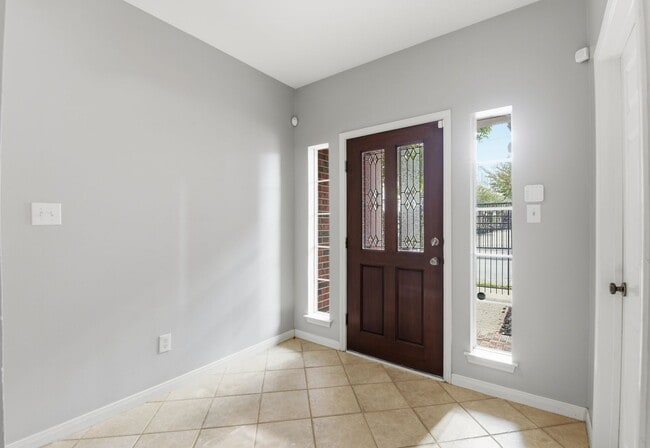 Building Photo - Charming Corner Townhouse in the Heart of Midtown