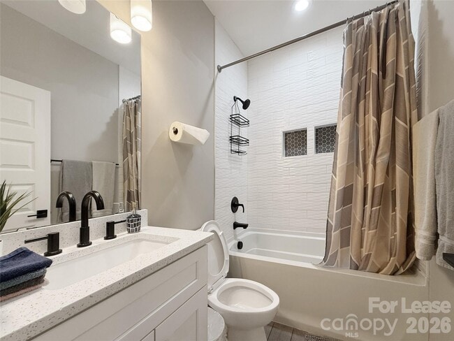 Building Photo - 1640 Eastway Dr