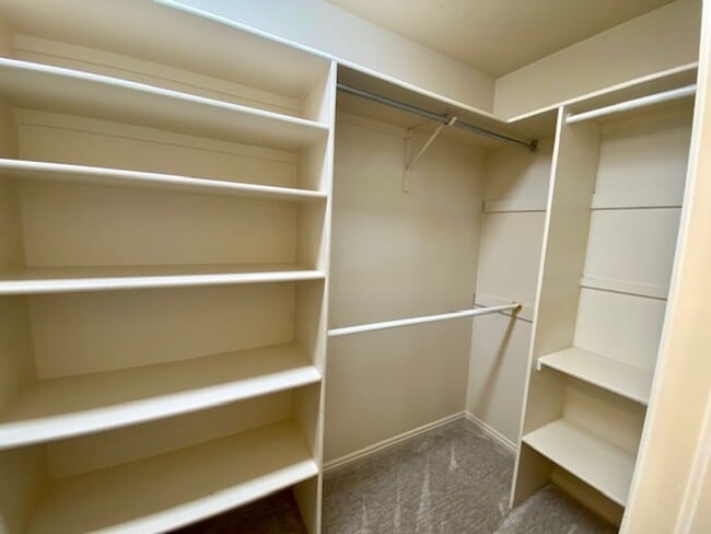 Building Photo - SPACIOUS HOME FOR RENT!