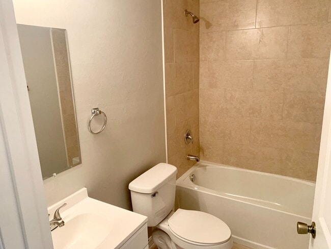 Building Photo - Like New DUPLEX 3 bedroom, 2 bath, 1 car g...