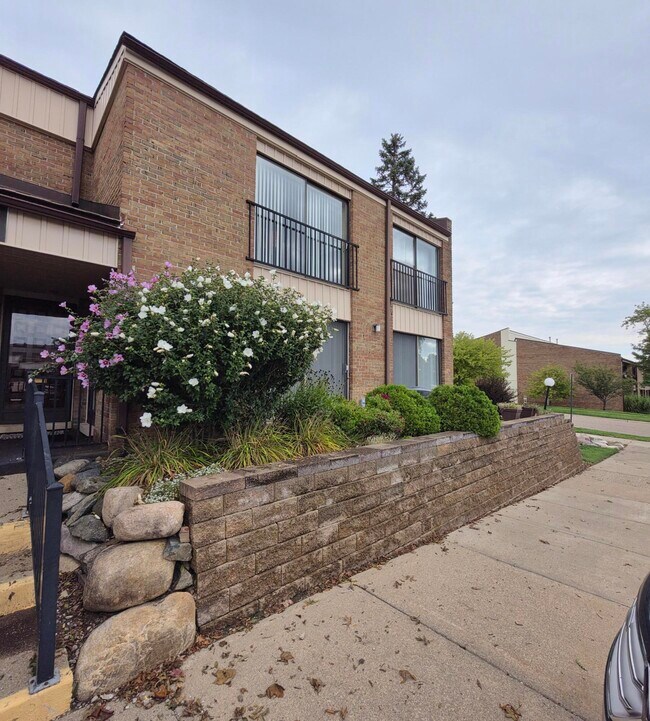 Building Photo - 18233 University Park Dr