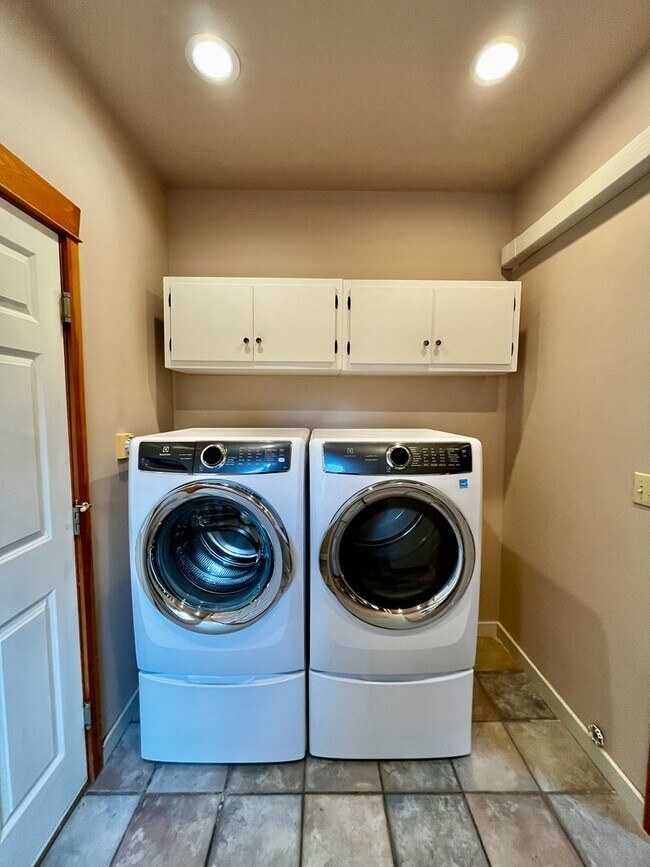 Building Photo - Seabeck Heights Home with Pickle Ball Court!