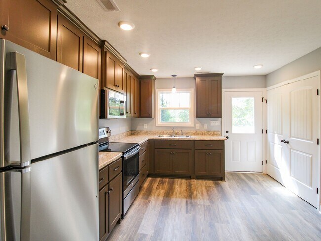 Building Photo - Great Location close to Athens! MOVE IN Ready!