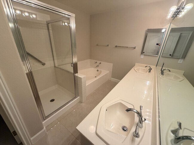 Building Photo - 1st Floor Condo in Guard Gated Painted Desert 2 bed/ 2 bath