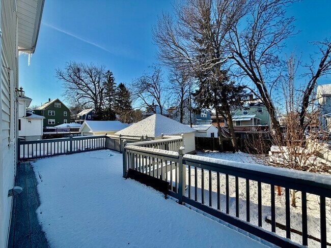 Building Photo - 305 Safford St