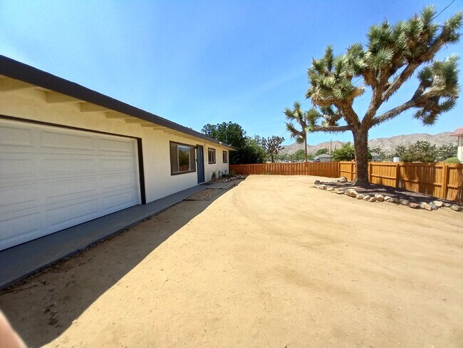 Building Photo - Beautifully Renovated 3 bd, 2 ba in Old To...