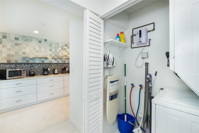 Building Photo - 210 SE 4th St