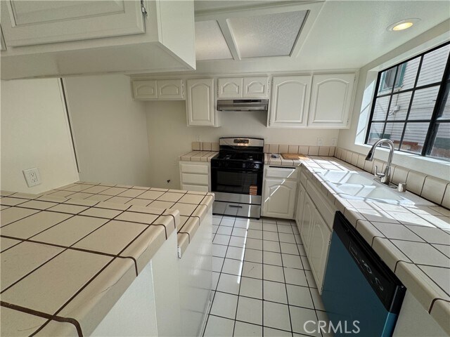 Building Photo - 526 S Catalina Ave