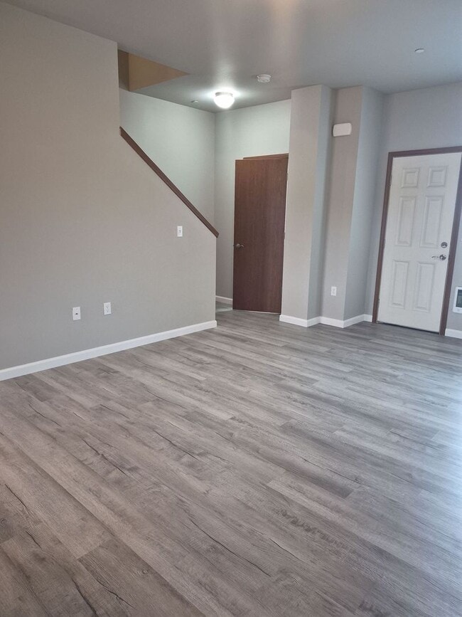 Building Photo - Welcome home to this beautiful 2BD/2.5BA, newly updated tri-level townhome!!!
