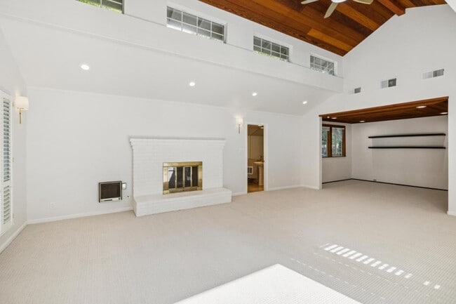 Building Photo - 216 Valparaiso Ave