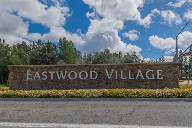 Building Photo - Fully Renovated 2 Bed, 2.5 Bath + Den Single Story Home Available NOW in Eastwood Village in Irvine!