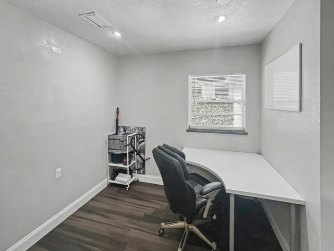 Building Photo - 1204 E Lambright St