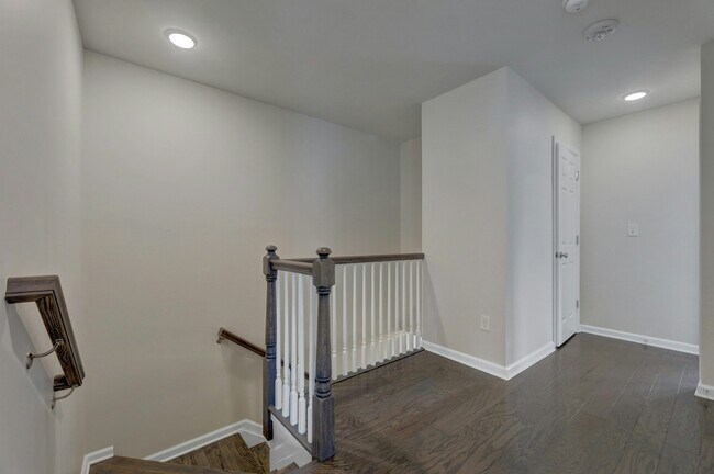 Building Photo - 704 Cottonwood Ct