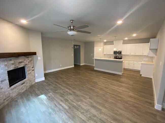 Building Photo - Coming soon! Darling 3/2/2 Fireplace - Walk in Shower - commuter friendly