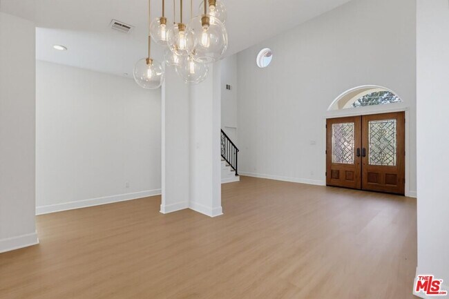 Building Photo - 3528 Mesquite Dr