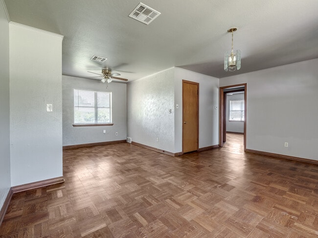 Building Photo - 1221 NE 44th St