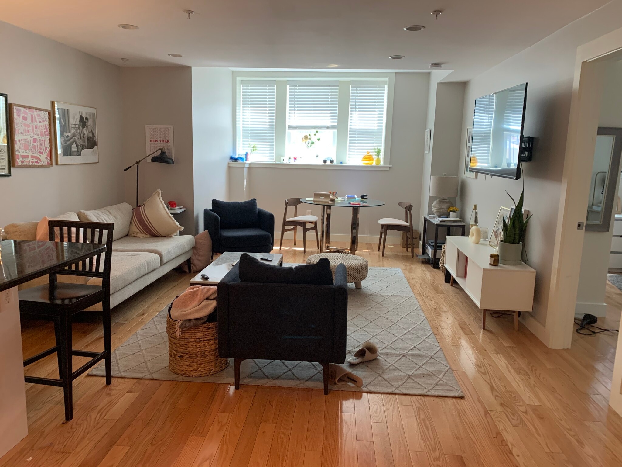 Living and dining area - 2025 Commonwealth Ave