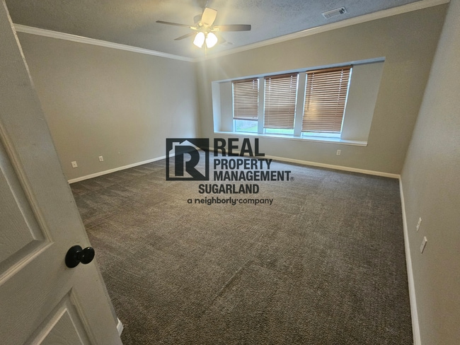 Building Photo - Executive Living in the Heart of Sugar Land